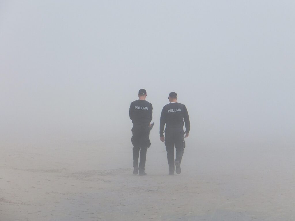 一人暮らしの際に警察をいつ呼ぶべきかのポイントは？