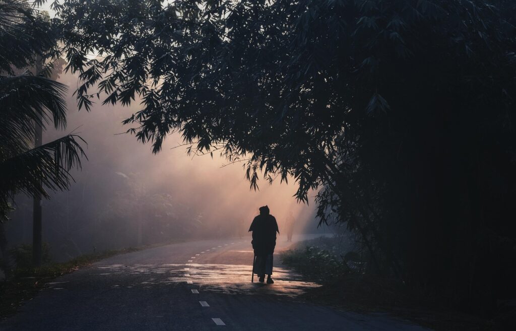 一人暮らしで朝に起きれない時の効果的な対策は？